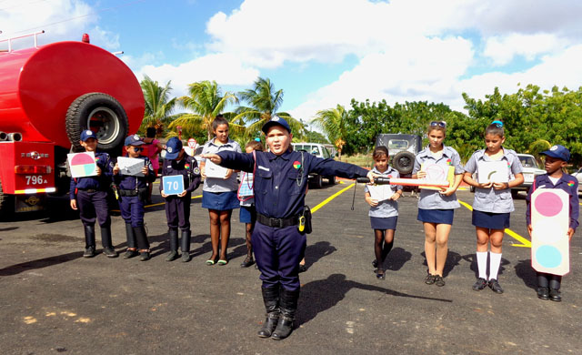 Presentaciones de círculos de interés de tránsito y competencias de habilidades de choferes matizaron el inicio de la Jornada Nacional por la Seguridad Vial.
