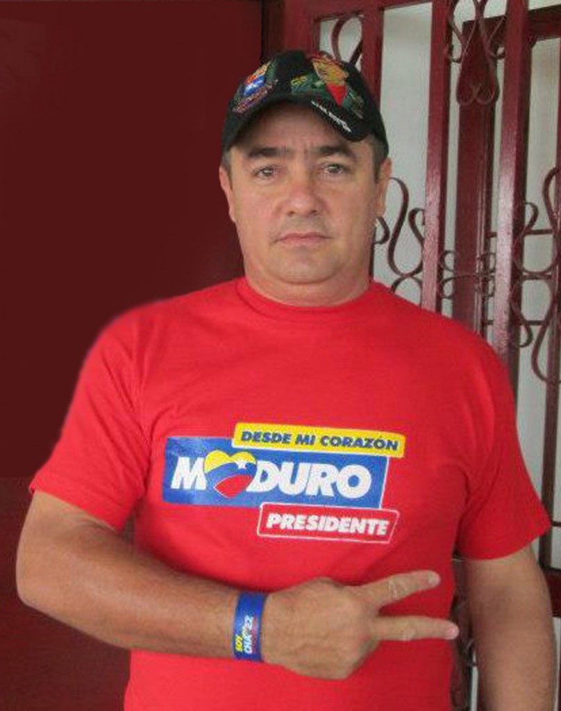 Un hombre nos envía flores, bellas melodías y noticias desde la zona de peligro. Igual será capaz de curar a quienes sufren por el virus del Ébola. Es Ronald, el amigo de Facebook. 