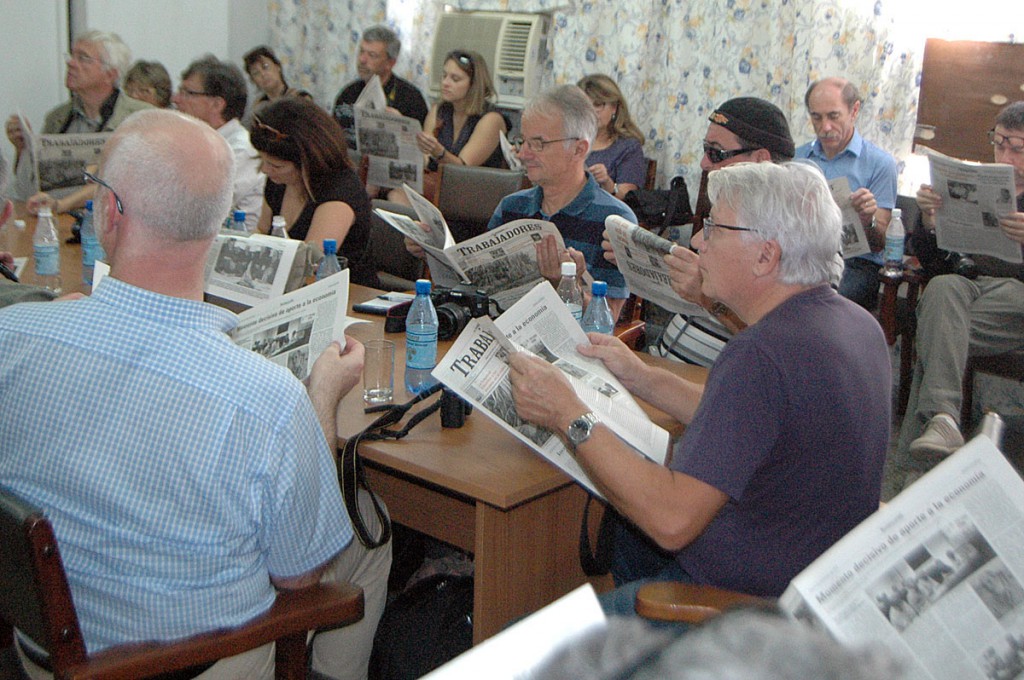 Visita de periodistas franceses a la redacción del periódico Trabajadores. Fotos: César A. Rodríguez.