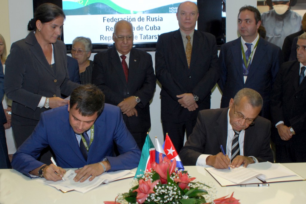 Cuba y Rusia firmaron este domingo contratos en diversos sectores de la industria y el comercio. En la foto Georgi Kalamanow, viceministro de industria y comercio de la Federación Rusa, Ricardo Cabrisas, vicepresidente del Consejo de Ministros, Rodrigo Malmierca, ministro de Comercio y la Inversión Extranjera, entre otros funcionarios. Foto: Heriberto González Brito