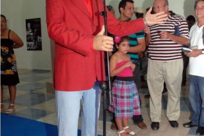 Develan escultura de Juan Formell en el Museo de Cera de Bayamo