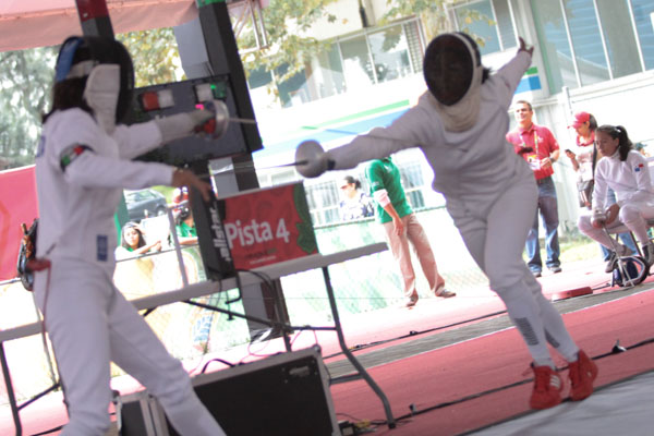Dominio cubano en la esgrima del relevo mixto. Foto: Otmaro Rodríguez