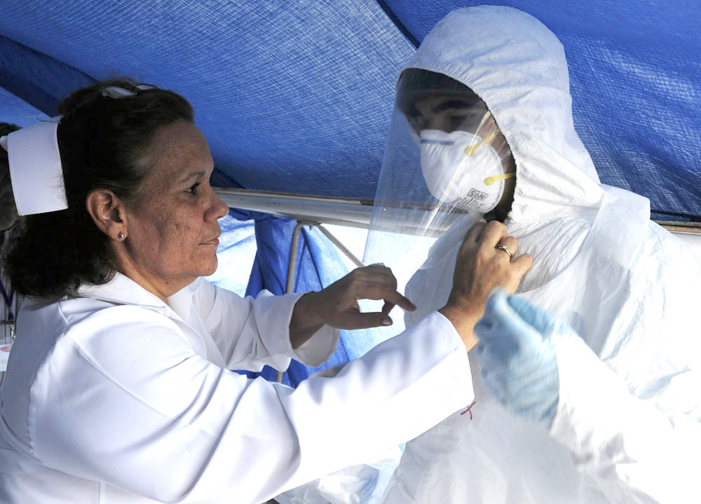 De acuerdo con su perfil de desempeño, se han preparado más de 137 mil trabajadores para el enfrentamiento al Ébola. Foto: Roberto Carlos Medina