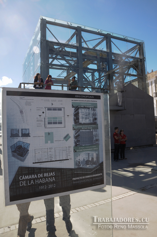 Con el fin de cambiar la imagen del enclave portuario, desde la perspectiva urbana y arquitectónica, se proyectó el enmascaramiento de la Cámara de Rejas del Sifón, en la Plaza de Armas. El Cubo se compone de dos cuerpos y en la noche se trastoca en una caja de luz que embellece el entorno