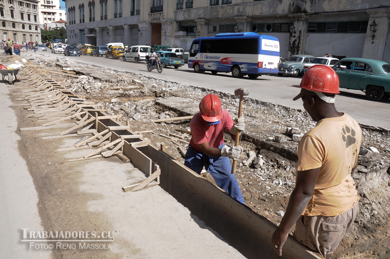 Obreros ejecutan el separador de la avenida del puerto a la altura de la Aduana