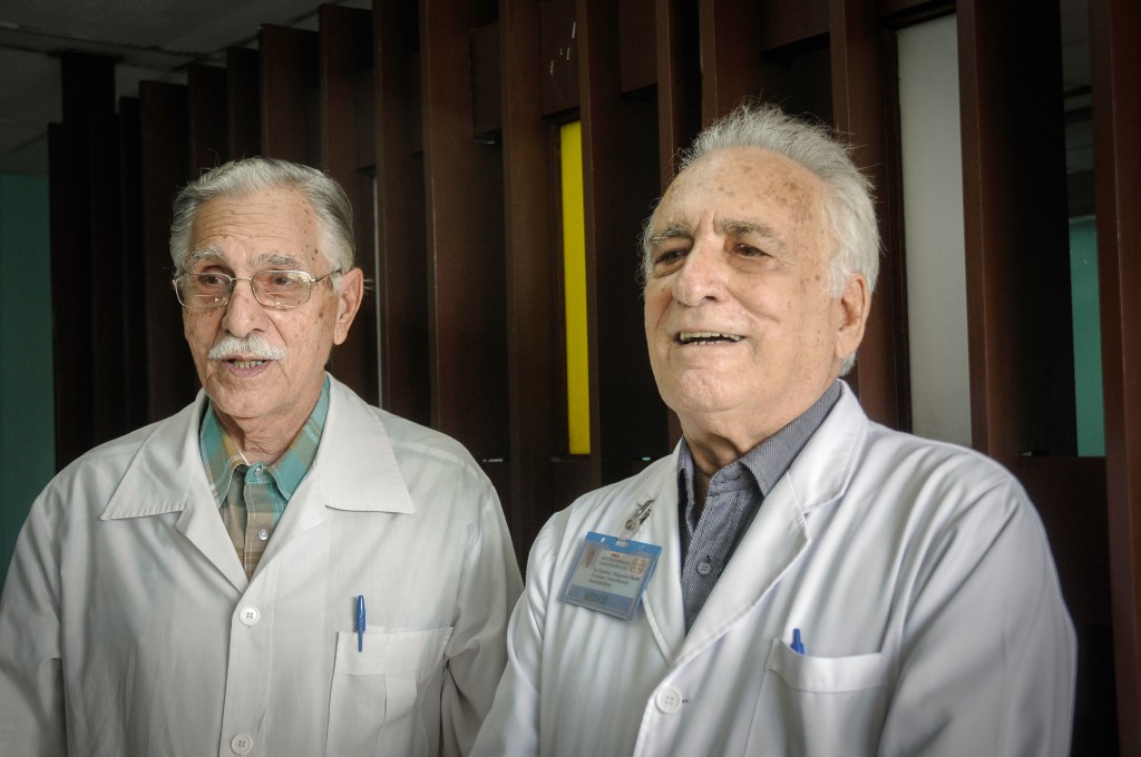 “Nos enamoramos de la especialidad”. Categóricos son los profesores Mañalich y Magrans (a la derecha). Foto: René Pérez Massola