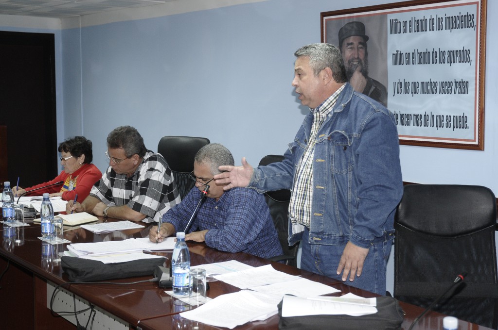 Ulises Guilarte, miembro del Comité Central y secretario general de la CTC, precisó que los dirigentes deben capacitarse para ejercer la dirección y la conducción de los colectivos. Foto: René Pérez Massola