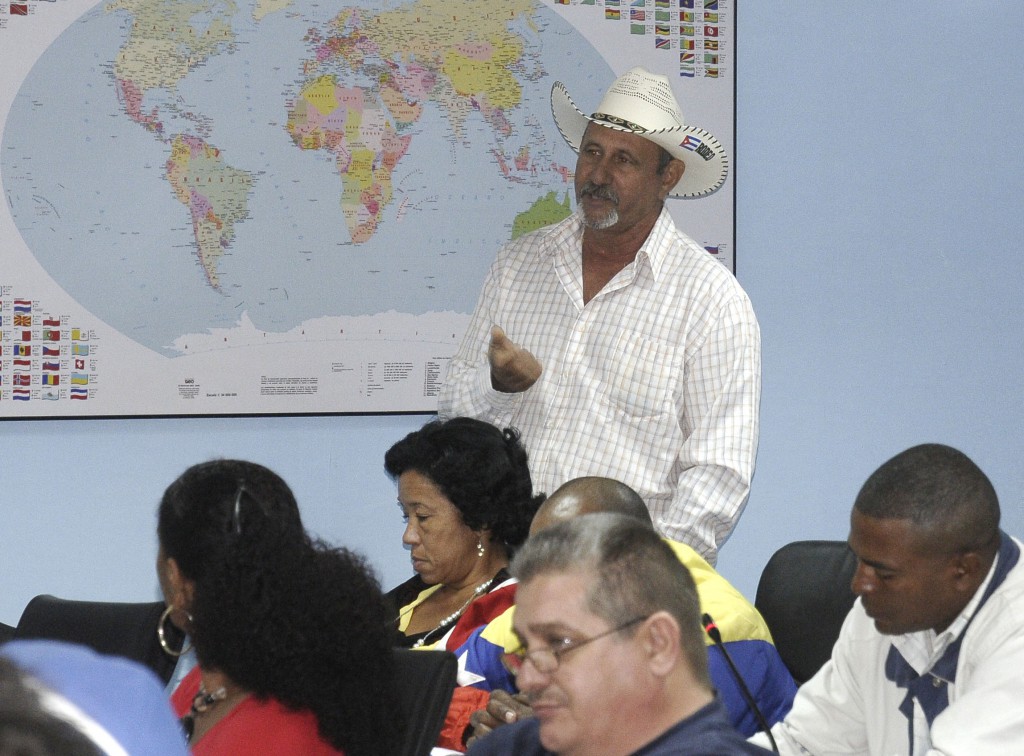 Isaías Piedra, presidente de la UBPC El Sordo, explicó que con las utilidades contribuyen al desarrollo social de las comunidades. Foto: René Pérez Massola