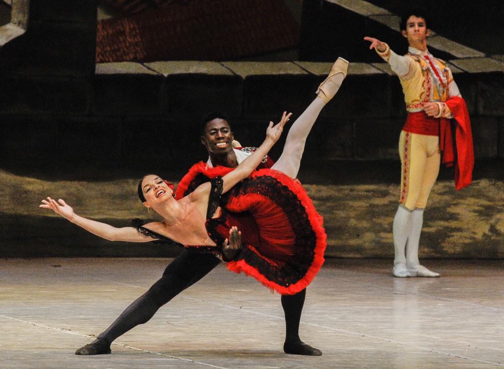 Nada que sorprenda: la primera bailarina Viengsay Valdés baila Don Quijote con una gracia y una suficiencia ejemplares. En el espectáculo La magia de la danza compartió escenario con el estadounidense Brooklyn Mack (Washington Ballet), un bailarín de saltos prodigiosos y singular apostura. | Foto: René Pérez Massola