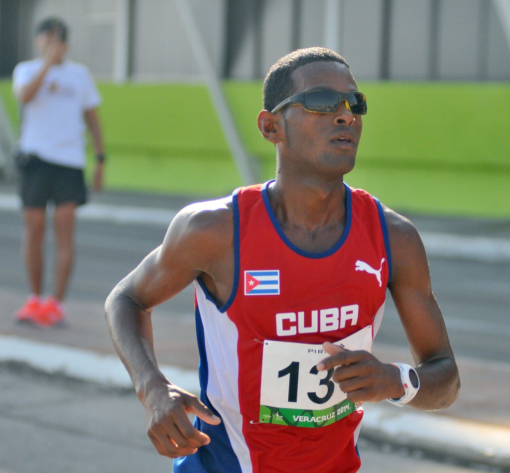 Richer Pérez consiguió el oro en la agotadora prueba con tiempo de 2:19.13 horas. |foto: Ricardo López Hevia