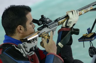 Equipo plateado en rifle tendido