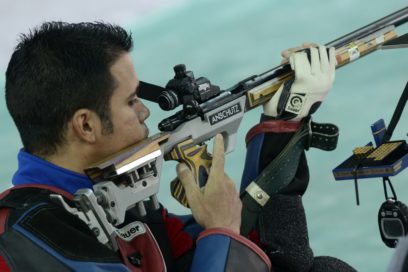 Equipo plateado en rifle tendido