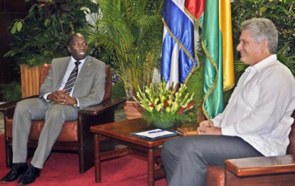 Por la parte cubana también estuvieron presentes el Viceministro de Relaciones Exteriores, Rogelio Sierra Díaz, y otros funcionarios de la Cancillería Foto: Jose M. Correa.