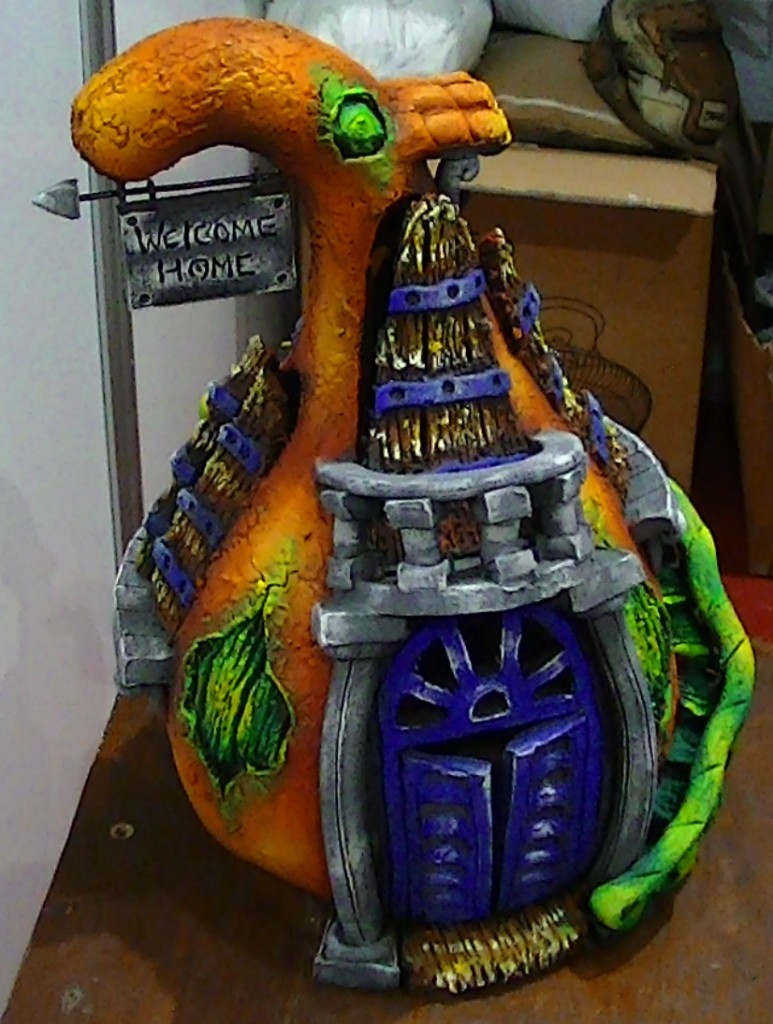 Muchos de los trabajos de Alexander están pensados en claves arquitectónicas, como su serie de casitas que parecen extraídas de místicos libros de cuentos antiguos.