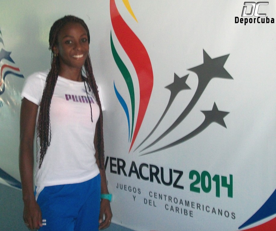Rose Mary Almanza se coronó con tiempo de 2:00.79 en los 800 metros.