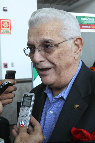 Cardona dialogó amistosamente con los periodistas cubanos. Foto: Armando Hernández.