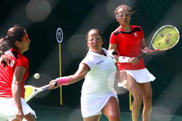 Yasmary Medina (al centro) integró la dupla plateada en el frontenis (f) de Veracruz 2014.
