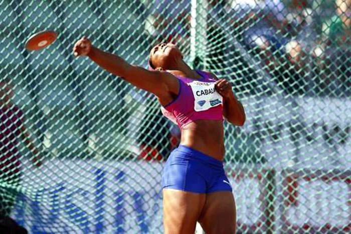 Denia Caballero impuso nuevo récord centroamericano para la especialidad al enviar el disco hasta los 64.47 metros.