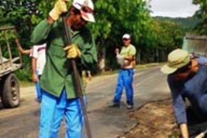 Reparan viales de zonas más orientales de Cuba