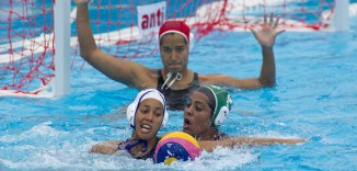 Cubanas de bronce en el polo acuático