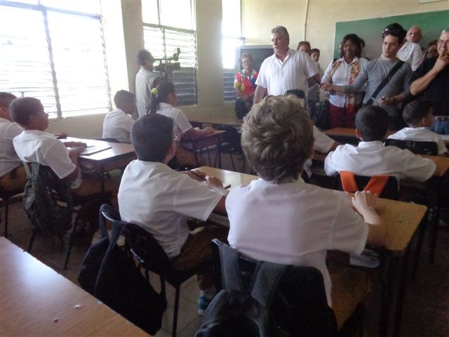 En la secundaria Básica Gerardo Abreu conversó con estudiantes de séptimo grado.