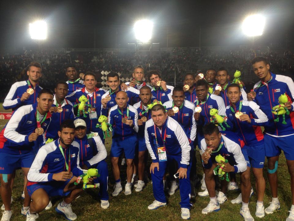 Elenco cubano de fútbol que obtuvo bronce en Veracruz 2014. Foto tomada del perfil de Facebook del jugador Andy Baquero.