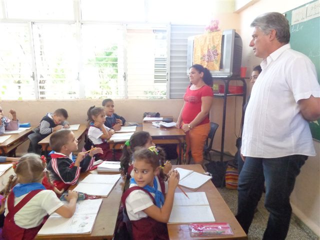 Díaz Canel apreció las actividades culturales en la escuela primaria Octavio de la Concepción.