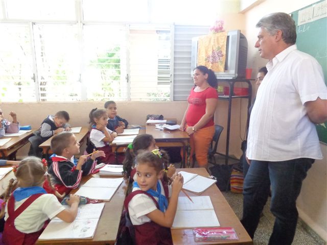 Díaz Canel  apreció las actividades culturales en  la escuela primaria  Octavio de la Concepción.