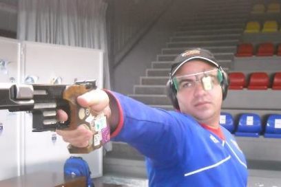 Tiro deportivo suma dos platas en pistola standard (m)