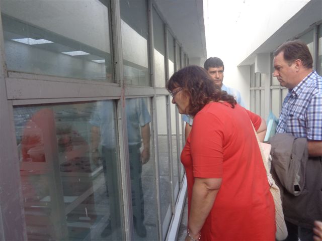 Los visitantes recorrieron el museo y observaron fotos, objetos y documentos de Guevara