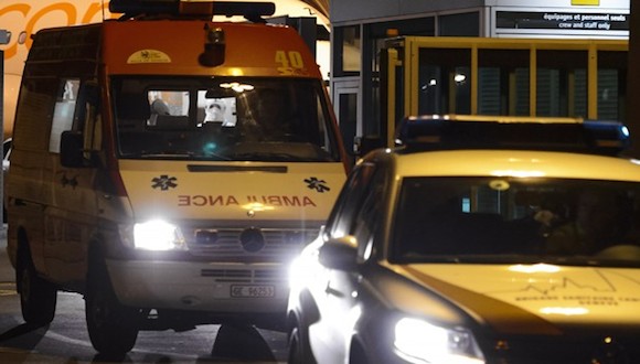 La ambulancia transporta al médico cubano Félix Báez, víctima de ébola, del aeropuerto al Hospital Universitario de Ginebra. Foto: AFP Photo/Fabrice Coffrini.