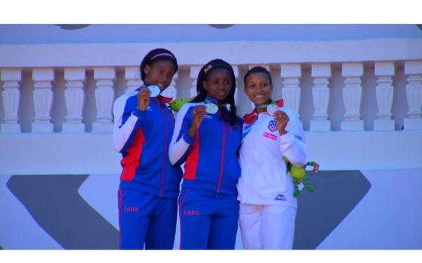 Rodríguez (al centro) y Mendieta (a la izquierda) obtuvieron el oro y la plata del heptalón.
