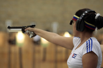 Equipo de pistola (F) aporta otro oro