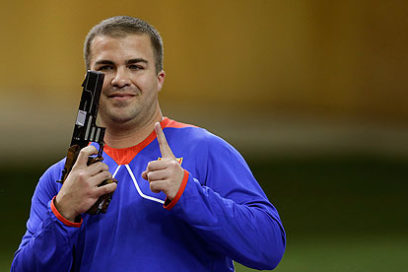 Equipo de pistola (m) en pos de medallas