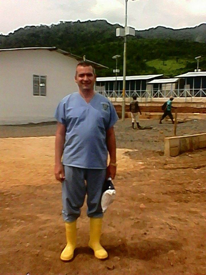 Leosvel en el campamento en Sierra Leona antes de comenzar a atender a los pacientes. Foto: Cortesía del entrevistado