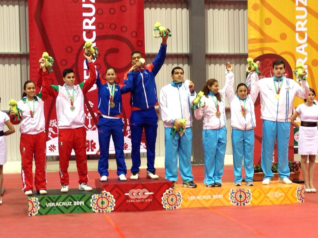 Guerrero y Oropesa conquistaron el oro con marcadores parciales de 16-21, 21-14 y 21-13.