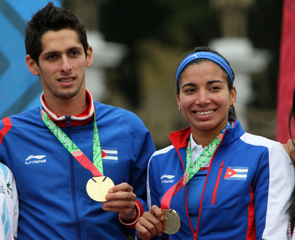 José Ricardo Figueroa y Ledy Laura Moya en lo más alto del podio. Foto: Otmaro Rodríguez