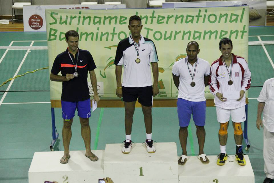 Osleni Guerrero (al centro) reeditó su medalla de oro en el Internacional de Suriname 2014.