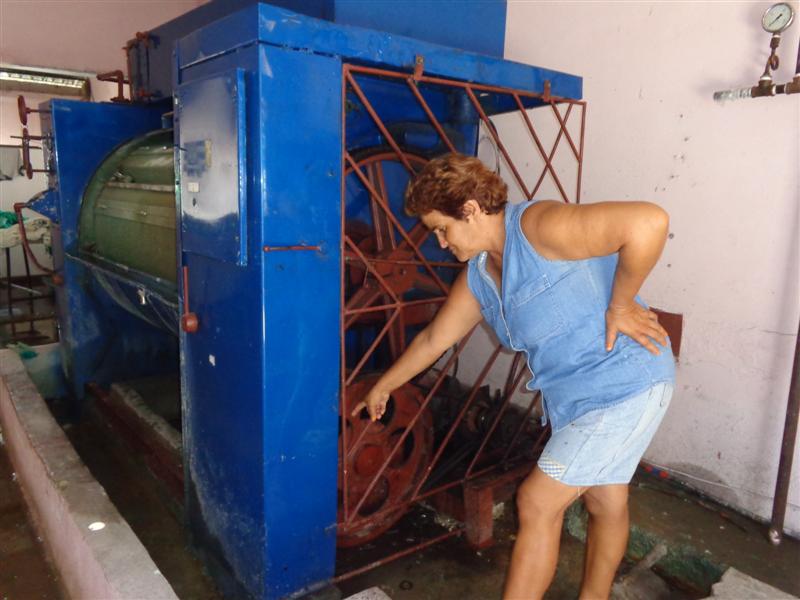 Aunque la lavadora del hospital de Yaguajay fue pintada y reparada, los años de explotación le pasan factura.