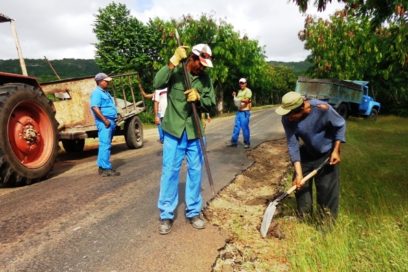 Reparan viales más orientales de Cuba