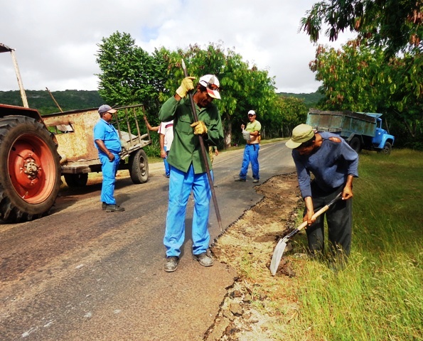 En la actualidad se repara el vial Cajobabo-La Máquina. Foto: Rodny Alcolea.