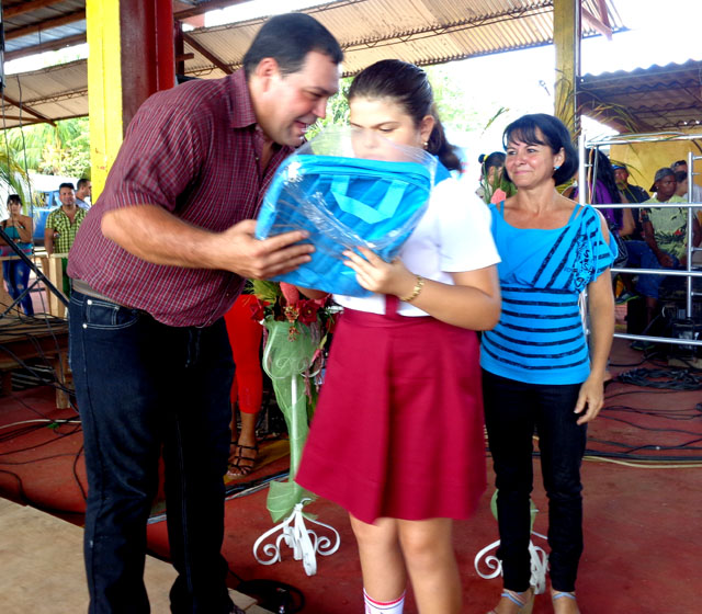 Félix Duarte Ortega, primer secretario del Partido en Ciego de Ávila, entregó el estímulo a Yésica Suárez León, una de las pioneras ganadoras en el concurso nacional Los niños y el tránsito