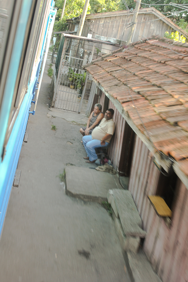 La naturalidad de que el tren pase a dos metros de tu casa. Fotos: Javier Montenegro.
