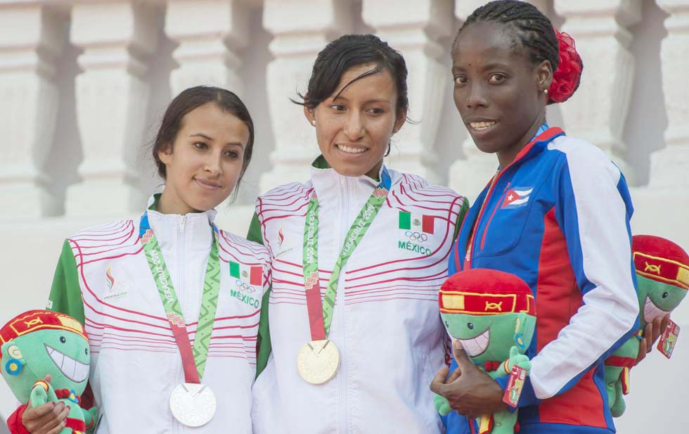 La cubana, a la derecha, junto a las mexicanas ganadoras del oro y la plata.