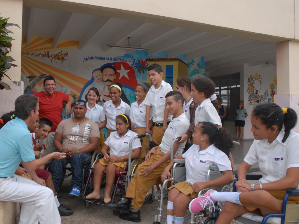 Encuentro de generaciones. A la izquierda, el profesor Elioberto. Al frente (en una silla de ruedas y con los espejuelos en la cabeza) Adrián. Foto: Agustín Borrego