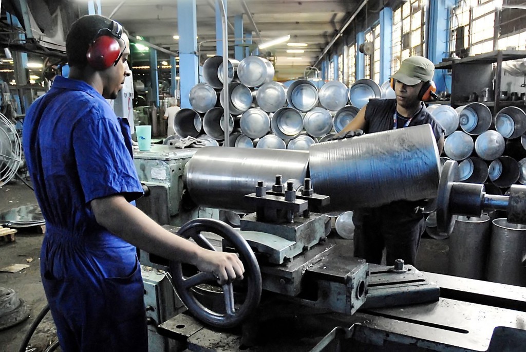 El trabajo extraordinario puede adoptar varias formas: el doble turno, horas extra o la habilitación como laborable de los días de descanso semanal, según establecen el Código de Trabajo y su Reglamento. Foto: Eddy Martin