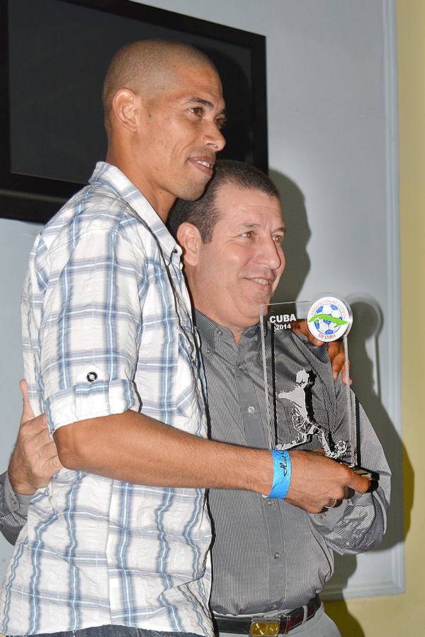 Yenier Márquez (al frente) fue escogido como Mejor Futbolista de 2014 en Cuba. Foto: Gabriela López Dueñas.