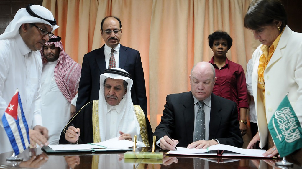 Firman el acuerdo una delegación del Fondo Saudita para el Desarrollo (SFD por sus siglas en inglés) presidida por el vicepresidente y Director Ejecutivo de la institución, Youssef  Hibrahim Al- Bassam, y el Ministro de Comercio Exterior y la Inversión Extranjera de Cuba, Rodrigo Malmierca Díaz. Foto: Roberto Carlos Medina