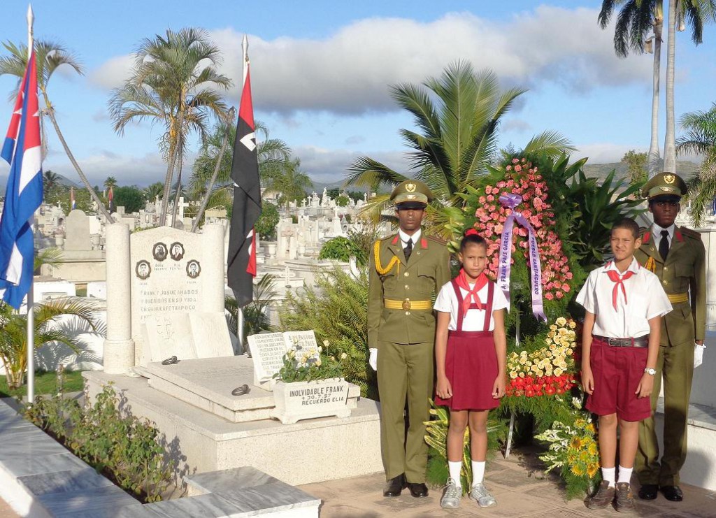 La nueva generación rindió honores a Frank País, quien deviene ejemplo para la juventud cubana. Foto Betty Beatón Ruiz