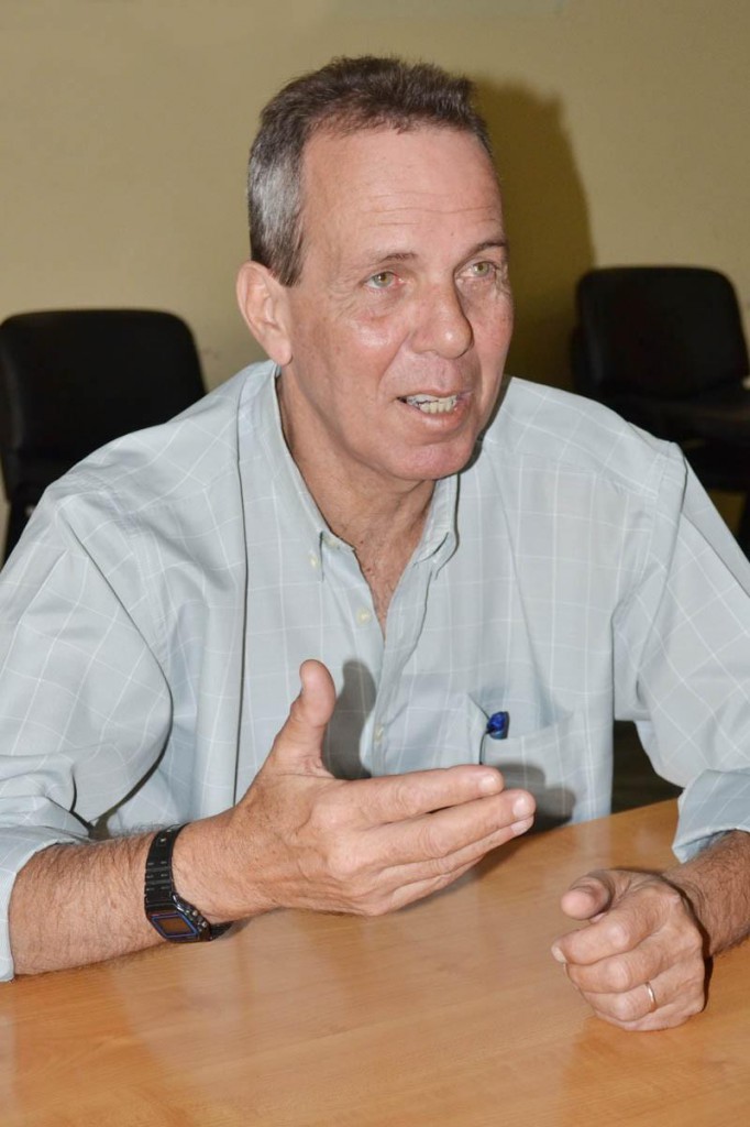 La labor de restauración que se lleva a cabo en el Museo de la Revolución “es muy compleja, detallada y rigurosa; se realiza con materiales que garantizarán su durabilidad y preservarán las aplicaciones hechas”, señala su director, José Andrés Pérez Quintana. Foto: Eddy Martin.